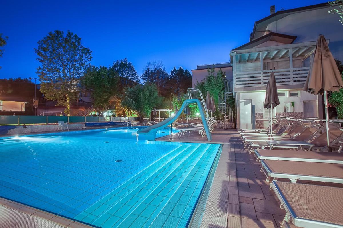 Hotel Giamaika Чезенатико Экстерьер фото