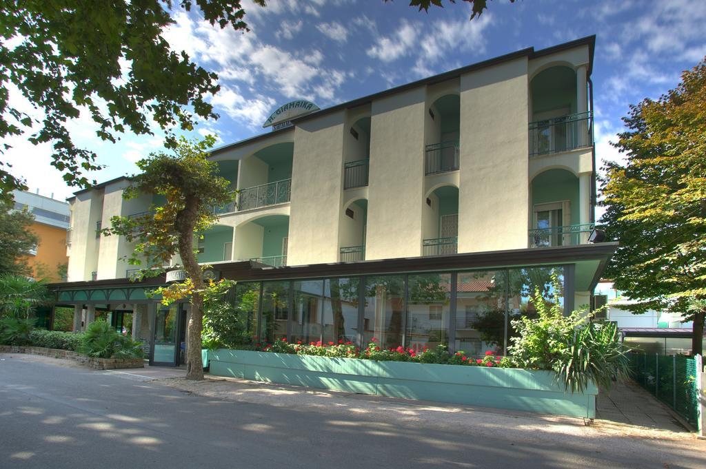 Hotel Giamaika Чезенатико Экстерьер фото